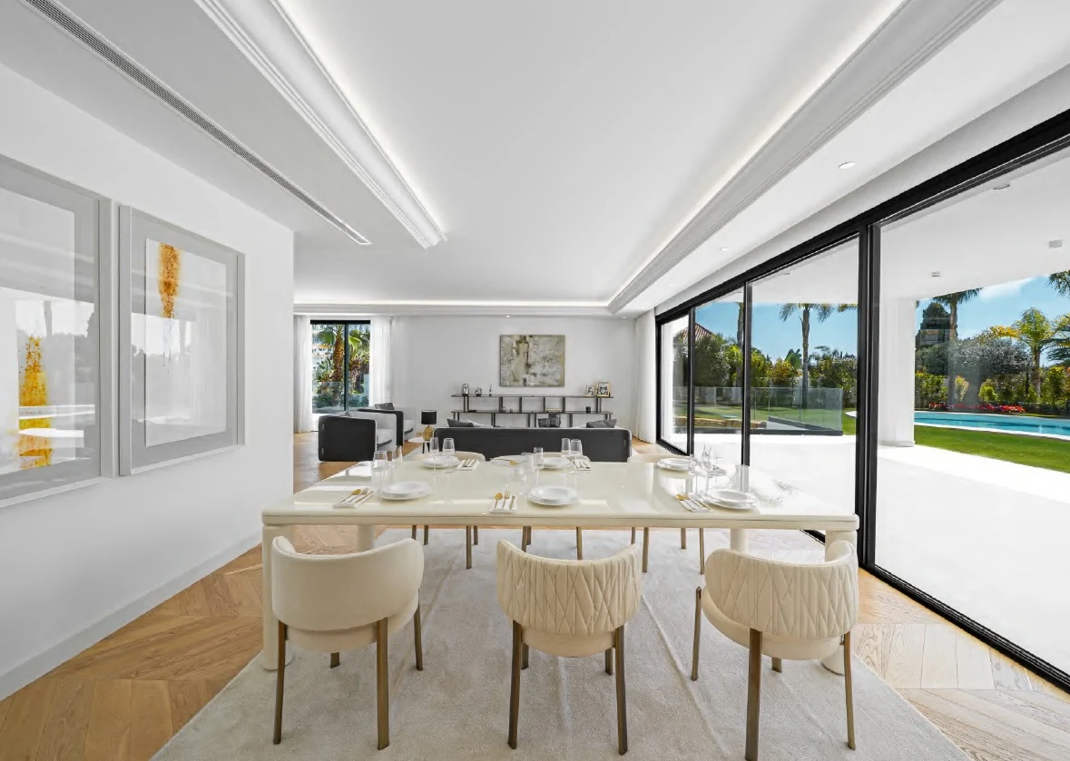Villa Las Lomas dining and living area